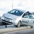 Vilniuje „Taxify“ automobilis užlėkė ant atitvarų, nelaimėlio kolega puolė fotografą