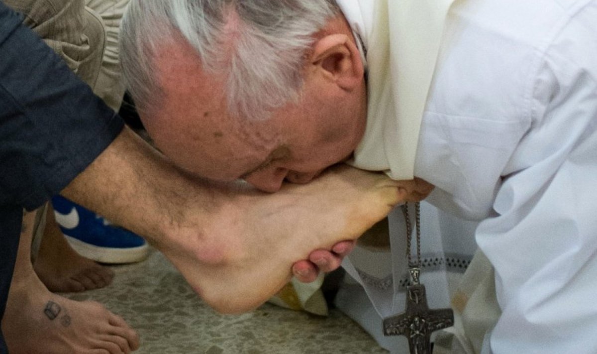 Popiežius numazgojo kojas jaunam kaliniui