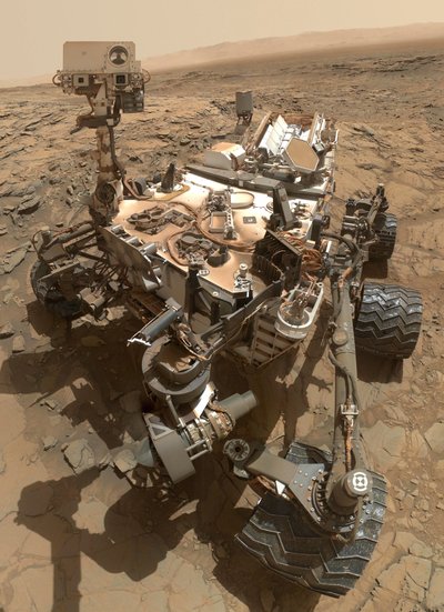 Marsaeigis Curiosity tyrinėja Marsą. Naujausioje nuotaukoje įamžintas Gale krateris ir itin grublėtas jos reljefas.