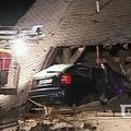 Vokietijoje automobilis nusileido ant bažnyčios stogo