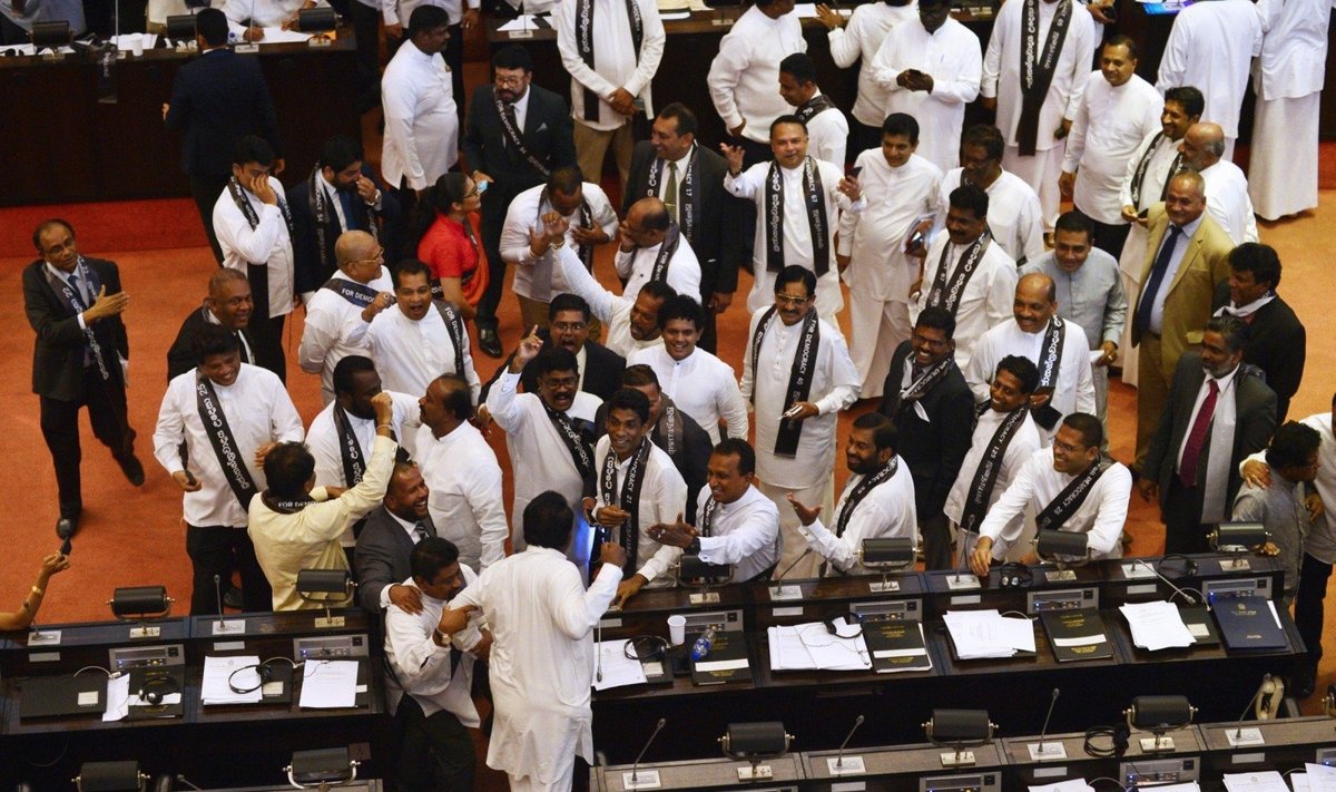 Politinės krizės krečiamos Šri Lankos parlamente kilo muštynės