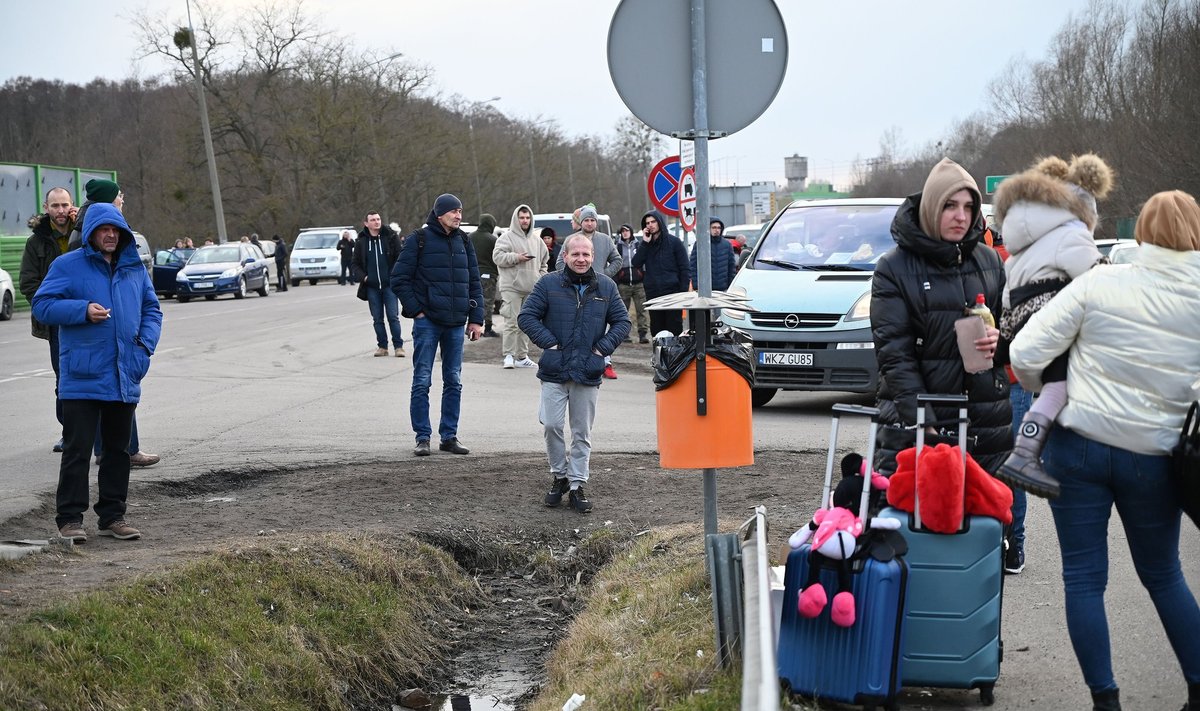 Ukrainos ir Lenkijos pasienyje pabėgėliai iš Ukrainos