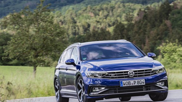 „Volkswagen“ pradeda išankstinę atnaujinto „Passat“ prekybą Lietuvoje
