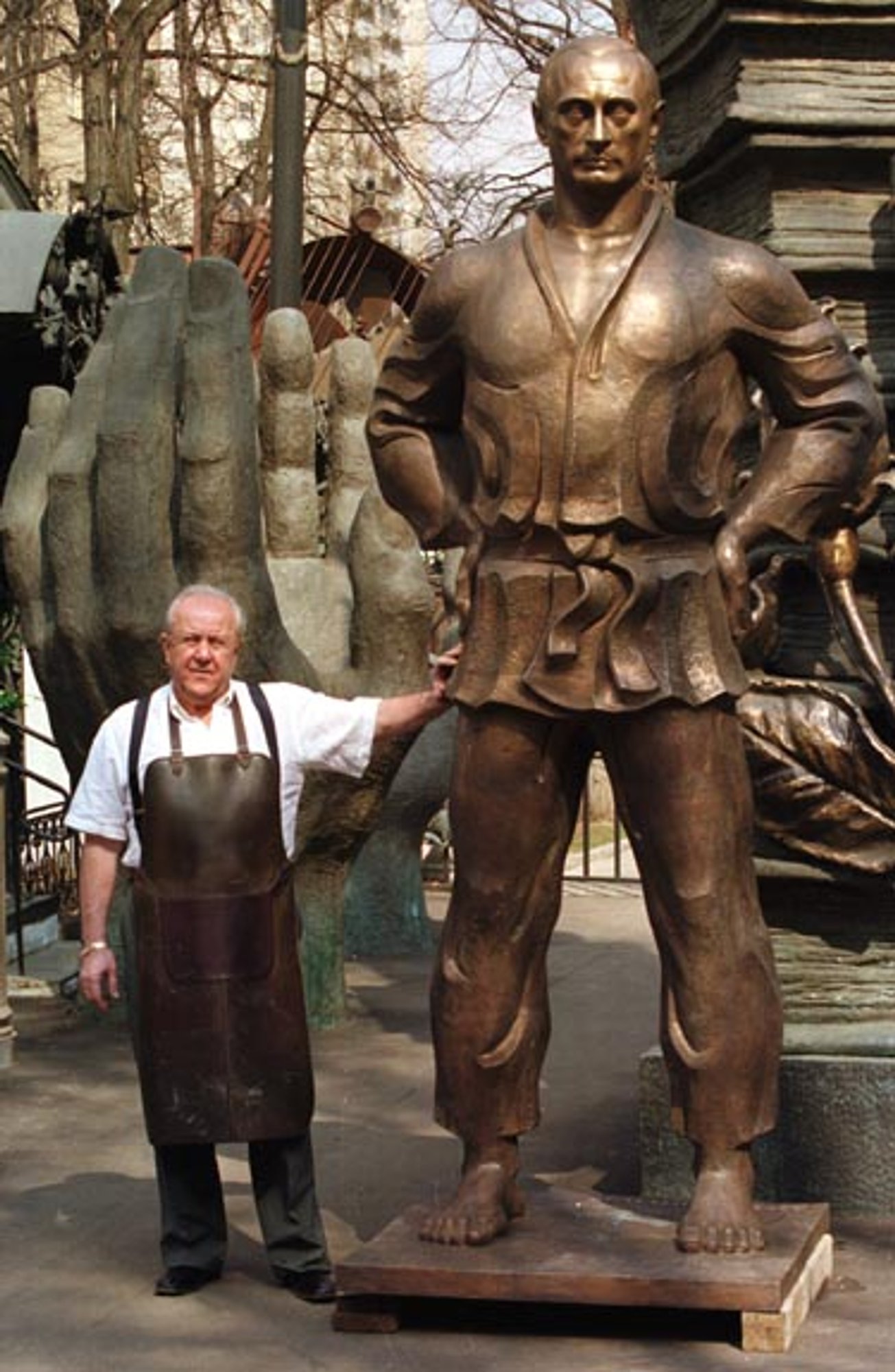 Памятник мушкетерам зураба церетели. Церетели скульптуры. Статуи церетели. Статуи церетели. Галерея искусств зураба церетели.