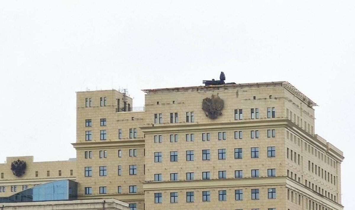 Maskvoje, ant Gynybos ministerijos stogo užkeltas oro gynybos kompleksas „Pansir-S1“