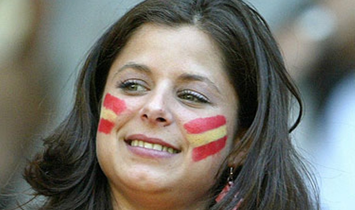 Ispanijos futbolo rinktinės gerbėja šypsosi prieš ispanų ir graikų rungtynes Europos čempionate.