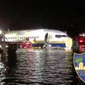 ФОТО: летевший из Гуантанамо пассажирский Boeing съехал в реку во Флориде