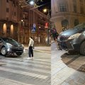 Vilniaus centre „Toyota“ pakibo ant pakeliamo stulpelio: vairuotojas teigė, kad jo nepastebėjo