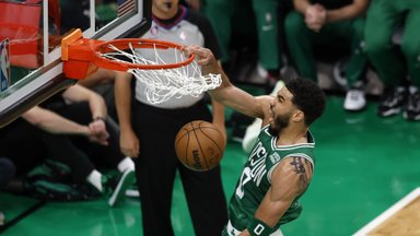 Atmosfera kaista: pavyzdingai žaidę „Celtics“ lyderiai jau kvėpuoja į nugaras „Heat“