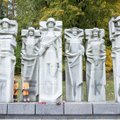 Vėl apipaišytas paminklas sovietų kariams Vilniaus Antakalnio kapinėse