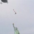 Prie Laisvės statulos – įspūdingas šuolis iš sraigtasparnio
