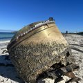 Vandenyno bangos Australijoje išplovė didžiulį cilindro formos objektą: pareigūnai įsakė nesiartinti, žmonės ėmė spėlioti – kas tai?