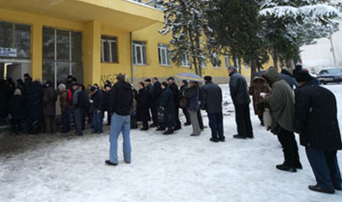 Gruzinai stovi eilėje prie balsavimo urnų
