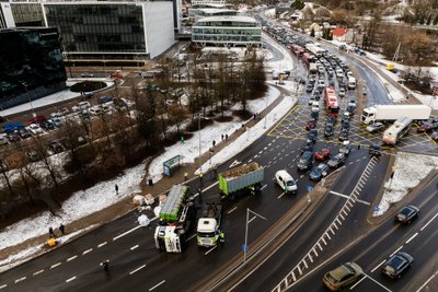 Apvirtęs šiukšliavėžis blokavo eismą vienoje judriausių Vilniaus gatvių 
