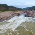 Geltonosios upės Hokou krioklio vanduo virto skaidriu