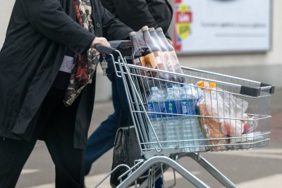 Pirkėjai prie prekybos centrų Vilniuje