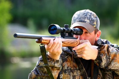 Medžiotojai prašo leisti ant šautuvų montuoti naktinio matymo prietaisus