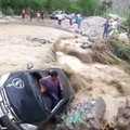 Peru vairuotojui per potvynį pavyko iššokti iš įstrigusio automobilio