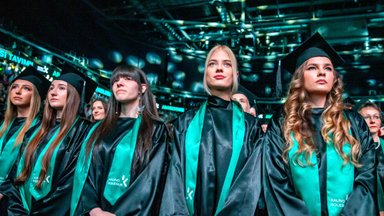 Diplomai įteikti bene 1000 Kauno kolegijos absolventų: arenoje – iškilmių jaudulys ir audringos ovacijos