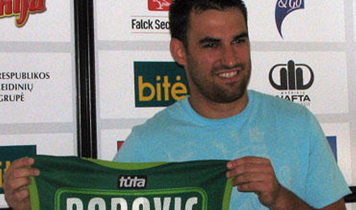 Marko Popovic pozuoja su Žalgirio klubo marškinėliais, liepos 28, 2006