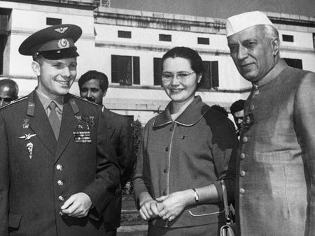 Sovietų kosmonautas Jurijus Gagarinas, jo žmona ir Indijos premjeras Jawaharlal Nehru