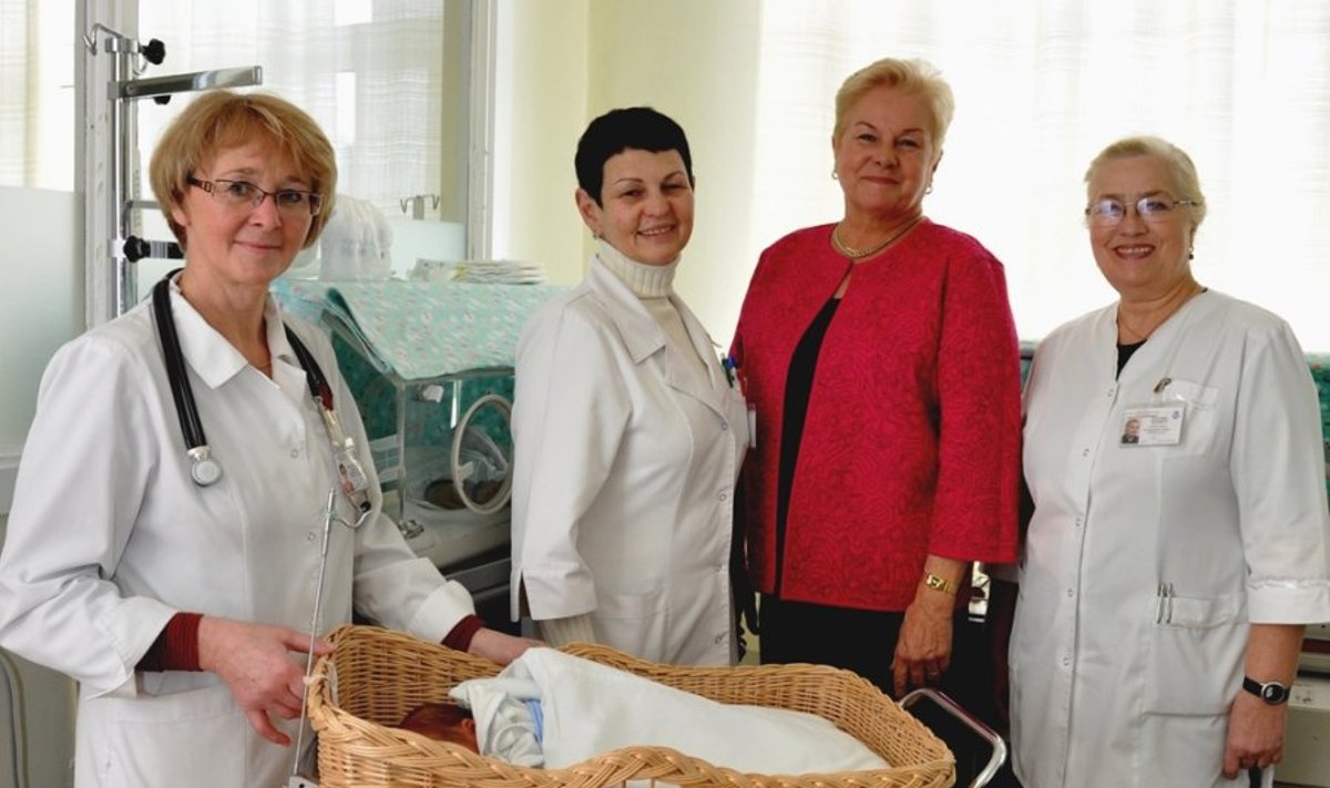 Danguolė Navickienė (viduryje) su Vaikų ligoninės gydytojais (Vaikų ligoninės nuotr.)