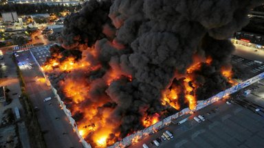 Tuskas: gaisras Varšuvos prekybos centre, „labai tikėtina“, susijęs su Rusija