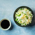 Kepti ryžiai su kiaušiniais ir žirneliais – idealūs pusryčiai!