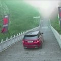 Kinų lenktynininkas užvažiavo laiptais į Rojaus vartus