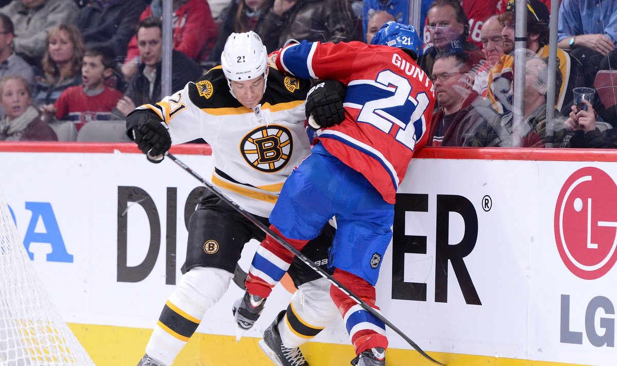 Andrew Ference'as ("Bruins") ir Brianas Gionta ("Canadiens") 