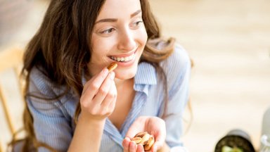 7 priežastys, kodėl moterims būtina valgyti daugiau riešutų: jų nauda didesnė, nei įsivaizdavote