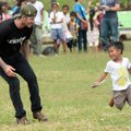 D. Beckhamas Filipinuose aplankė nukentėjusius nuo taifūno