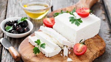 Graikijos virtuvės pažiba – feta: jei lig šiol galvojote, jog šis sūris tinka tik salotoms gardinti, smarkiai klystate