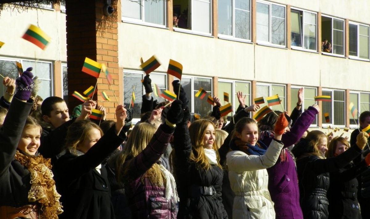 Flashmob akcija Kovo 11-osios proga Kauno VDU „Rasos“ gimnazijoje