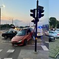 Neįprastos avarijos Vilniuje: bėgdamas vairuotojas apgadino automobilį ir rėžėsi į sienelę, o „Peugeot“ atsidūrė po „Volvo“