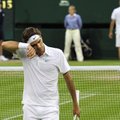 Vimbldone ant bedugnės krašto vaikščiojęs R.Federeris vis dėlto išsigelbėjo