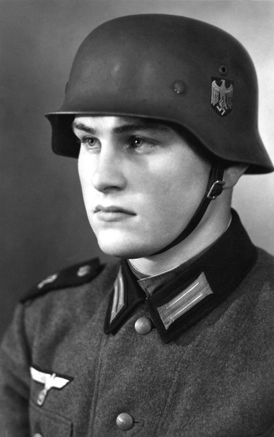 Wilhelmas Lübbeckė (Williamas Lubbeckas). Nuotrauka daryta studijoje per bazinius kariniusmokymus Liuneburge 1939 m., netrukus po to, kai buvo pašauktas į Vokietijos kariuomenę.