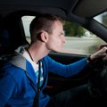 Tyrimas: jauni vairuotojai viršija greitį, rašo žinutes, spokso į praeives, nesegi diržų
