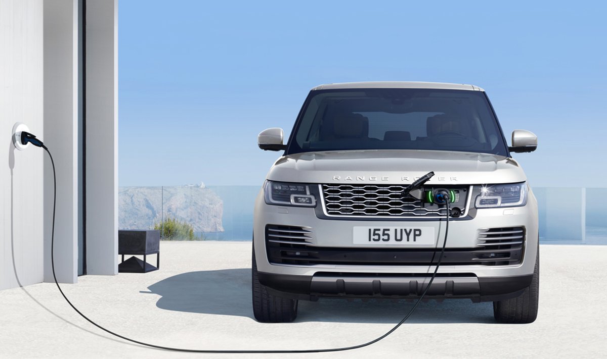 Atnaujinti "Range Rover" turės įkraunamas hibridines versijas