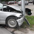 „Opel“ vairuotojas užkirto kelią BMW: vienas nulėkė į stulpą, kitas - į pievą