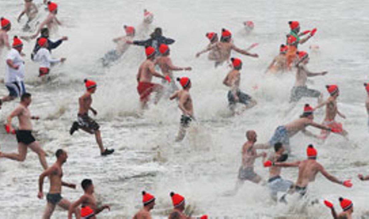 Tūkstančiai žmonių neria į Šiaurės jūrą per tradicines Naujųjų metų maudynes.