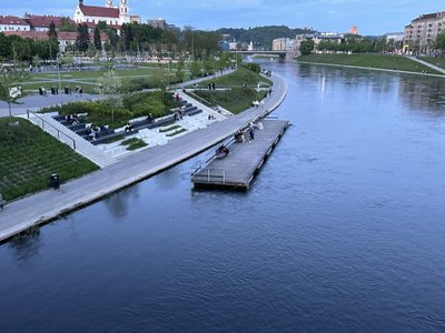 Vilniečiai nustebę: išplaukė Baltojo tilto prieplauka su žmonėmis