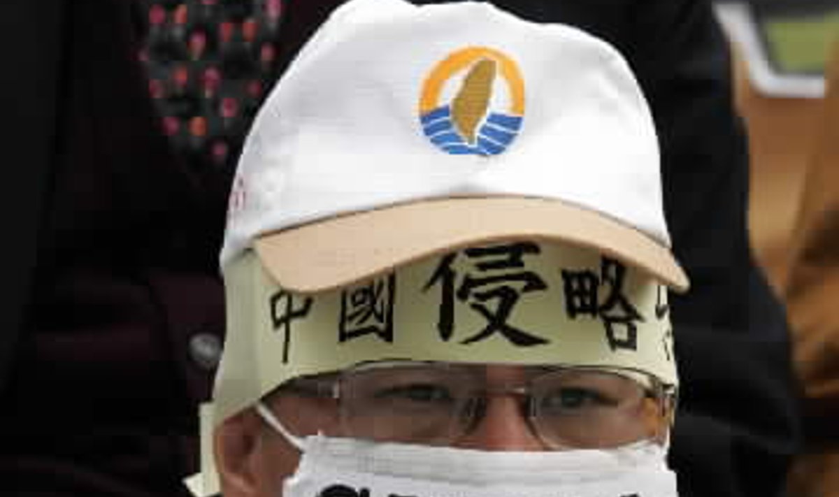 Taivano Solidarumo sąjungos, pasisakančios už Taivano nepriklausomybę, narys protestuoja prie Taivano parlamento rūmų Taipėjuje.