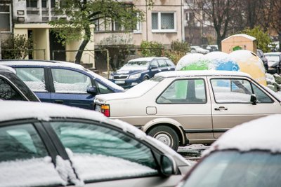 Sovietmečio palikimo problema – ankštos daugiabučių kiemų aikštelės automobiliams
