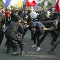 Policija ašarinėmis dujomis vaikė protestuotojus olimpinio deglo estafetės maršrute