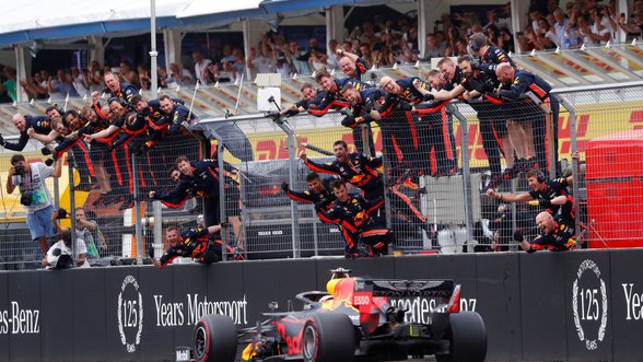 Suteikė sparnus: „Red Bull“ mechanikai pagerino greičiausio sustojimo rekordą