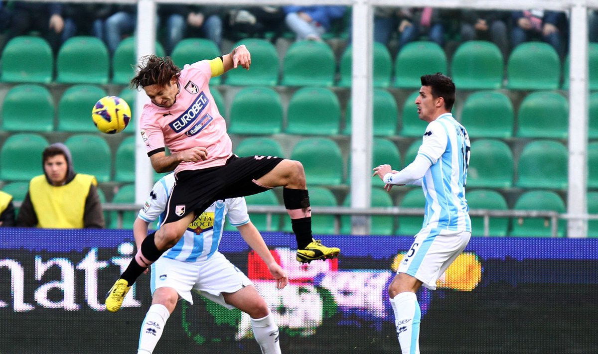 "Palermo" (rausvi marškinėliai) ir "Pescara" komandos po šio sezono paliks "Serie A" pirmenybes