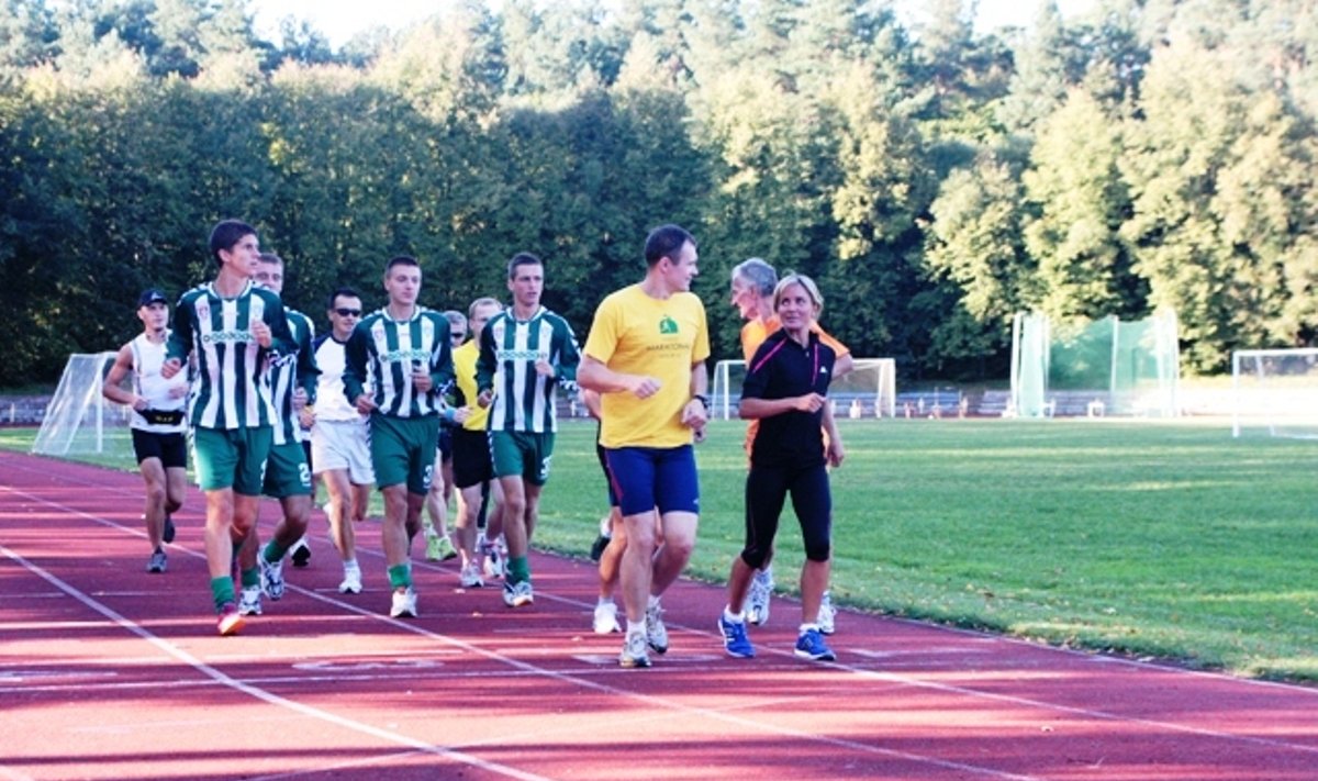 Živilė Balčiūnaitė ir "Žalgirio" futbolininkai Vingio parko stadione