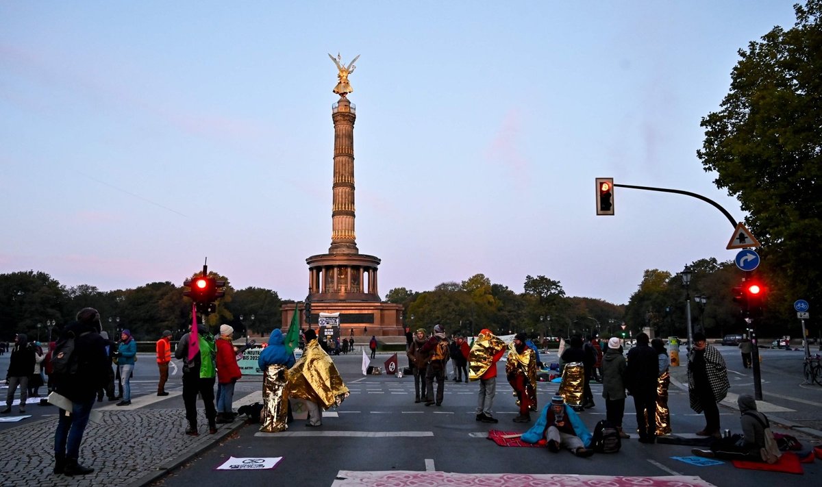 Klimato aktyvistai blokavo svarbią sankryžą Berlyne