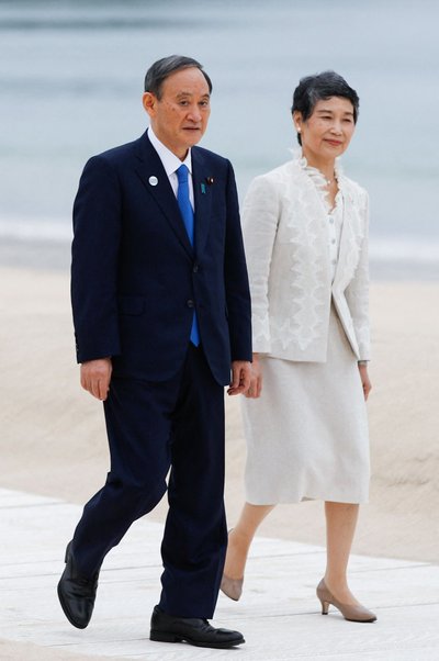 Japonijos ministras pirmininkas Yoshihide Suga su sutuoktine Mariko